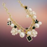 Collana charms bianca e nera