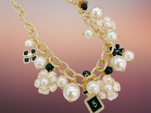 Collana charms bianca e nera