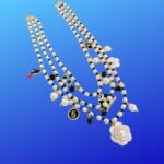 collana bianca e nera a più fili con ciondoli