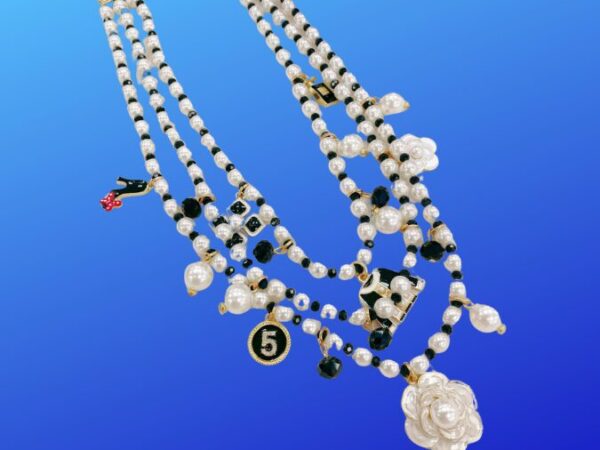 collana bianca e nera a più fili con ciondoli