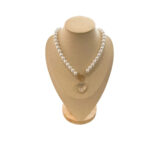 collana con perle e ciondolo a cuore in vetro.