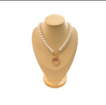 collana con perle e ciondolo a cuore in vetro.